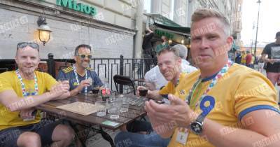 Шведские фанаты спели "Калинку" на улицах Петербурга перед матчем Евро