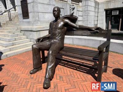Днище. В Ньюарке открыли 300-килограммовую статую Флойда