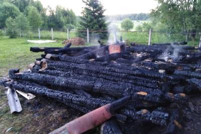 В Смоленской области дотла сгорела деревянная баня