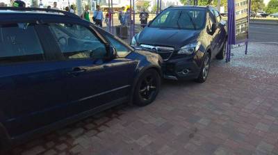 В Минске пьяная женщина за рулем протаранила автомобиль - машина вылетела на остановку