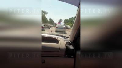 Видео: в результате ДТП с грузовиком пассажиров вытаскивали из машин и отправляли в больницы