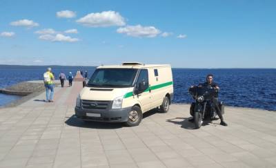Мэра взбесил мотоциклист, который ради фото заехал прямо на набережную Петрозаводска
