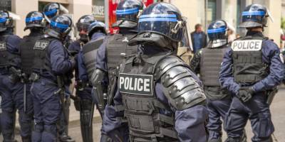 Полицейские во Франции применили слезоточивый газ против нарушителей комендантского часа