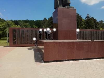 Сахалинские экстремалы соревновались в прыжках с постамента на площади Славы
