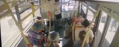 Девушка в петербургском автобусе потеряла сознание и сломала ребра