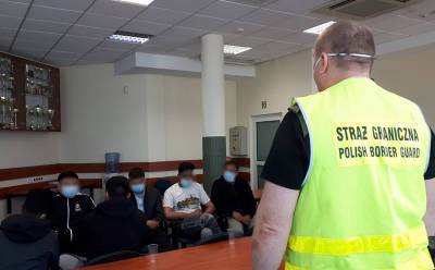 Польские пограничники задержали две группы нелегальных мигрантов – пришли из Беларуси