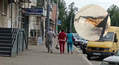 «Город уходит под землю»: ярославцы рьяно обсуждают провал асфальта на дороге. Видео