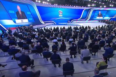 Путин призвал на съезде ЕР не обрастать коркой