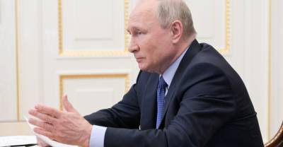 Путин: Власти будут донастраивать программы поддержки семей с детьми