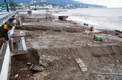Наводнение в Ялта смыло пляжи. Курортный город лишился питьевой воды, газа и электричества (ФОТО и ВИДЕО)