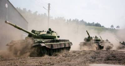 Оккупанты разместили танки в поселке на Донбассе, нарушив линию отвода