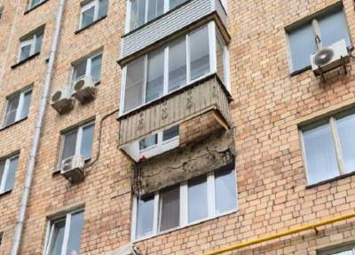 Родители отвлеклись: годовалая малышка выпала с балкона шестого этажа в Москве и погибла