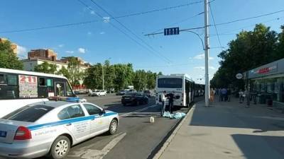 Пенсионерка погибла под колесами автобуса в Уфе. Видео