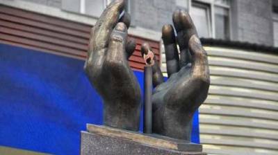 В Киеве открыли памятник медикам, умершим от коронавируса