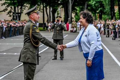 Героя освобождения Мариуполя наградили мечом королевы Британии