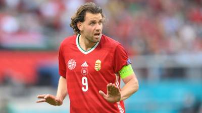 Капитан сборной Венгрии досрочно завершил матч Евро-2020 из-за теплового удара