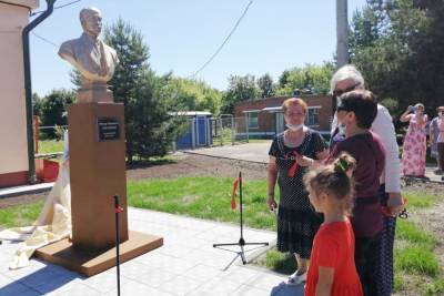 В Чекалине Тульской области открыли памятник уездному врачу Федору Лисицыну