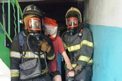 Пожар с тремя пострадавшими в Новомосковске тушили 11 сотрудников МЧС