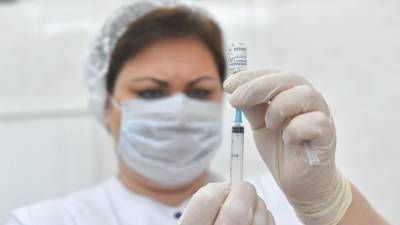 Правительство Петербурга обязало вакцинировать 65% госслужащих от коронавируса