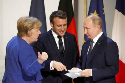 Меркель и Макрон заявили о необходимости диалога с Москвой