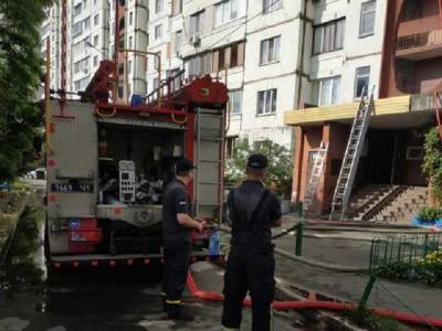 Огонь тушили десятки пожарных: в Киеве на Троещине горела квартира на 14-м этаже многоэтажки