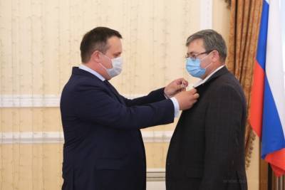 Полсотни новгородских медиков наградили за борьбу с коронавирусом