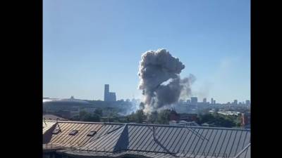Огонь со склада пиротехники в районе Лужников перекинулся на соседнее здание