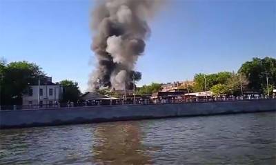 Очевидцы публикуют кадры сильного пожара и взрывов в Лужниках