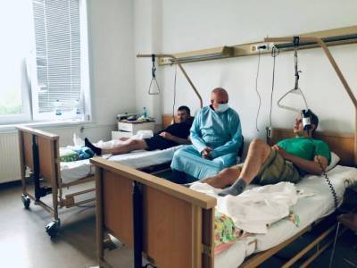 «Очень волевые люди»: Сергей Цивилёв посетил в больнице пострадавших при крушении самолёта