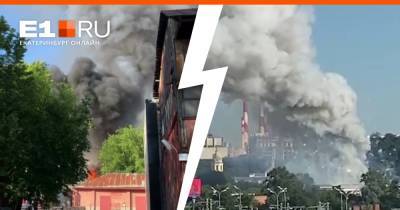Столб дыма и взрывы: в Москве загорелся склад пиротехники на Лужнецкой набережной
