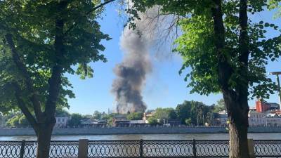 Авиацию привлекли для тушения пожара на складе на Лужнецкой набережной
