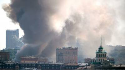 К тушению пожара на складе фейерверка в Москве привлекли авиацию МЧС РФ