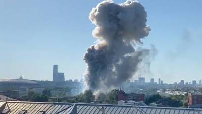 Для тушения пожара на складе пиротехники в центре Москвы привлекли авиацию