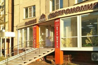 В Челябинске рекламный щит упал на женщину