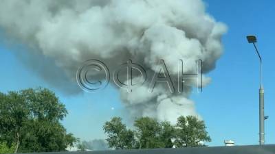 Очевидцы засняли пожар на пиротехническом складе в районе Лужников