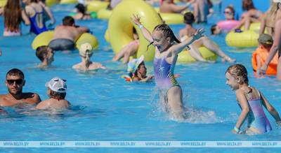 ФОТОФАКТ: Минчане отдыхают в аквапарке