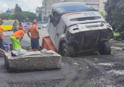 В Житомире грузовик провалился в огромную яму на дороге