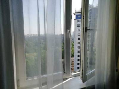 В Киеве двухлетний ребенок выпал с 7 этажа, пока отец спал