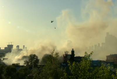 Видео: Вспыхнувший склад пиротехники в Москве тушат с вертолетов и катера