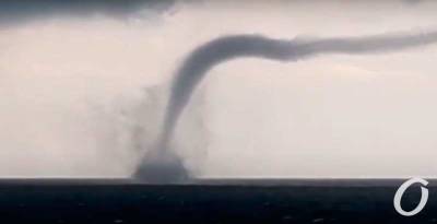 Над морем под Одессой наблюдали жуткое природное явление (видео)