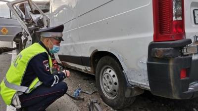 Лобовое столкновение в Свердловской области — погибли два водителя, пассажир чудом выжил