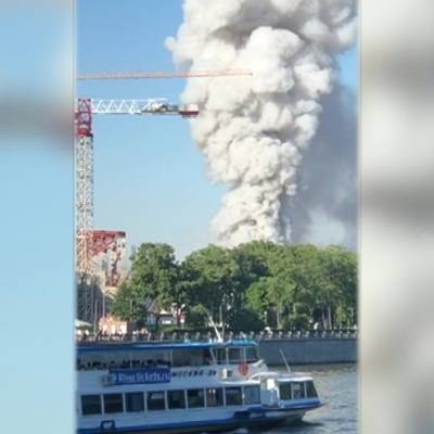 Авиация привлечена к тушению пожара на складе пиротехники в Москве