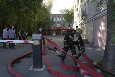 Трое пожарных и сотрудник склада пострадали при возгорании на Лужнецкой набережной