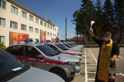 Духовный наставник тульской Росгвардии освятил новые автомобили вневедомственной охраны