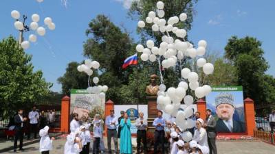 В Грозном открыли памятник Доктору Лизе