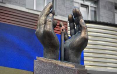 В Киеве открыли памятник медикам, которые погибли от COVID-19