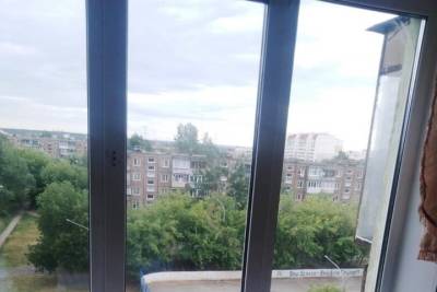 В Челябинске маленькие дети стояли в открытом окне на шестом этаже