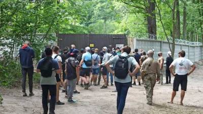 Акция против вырубки деревьев прошла в Голосеевском парке в Киеве