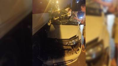 В Воронеже произошло жёсткое ДТП с такси и фурой: появились фото