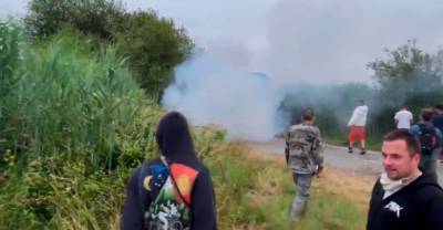 Во Франции полиция слезоточивым газом разогнала участников рейва, нарушивших комендантский час